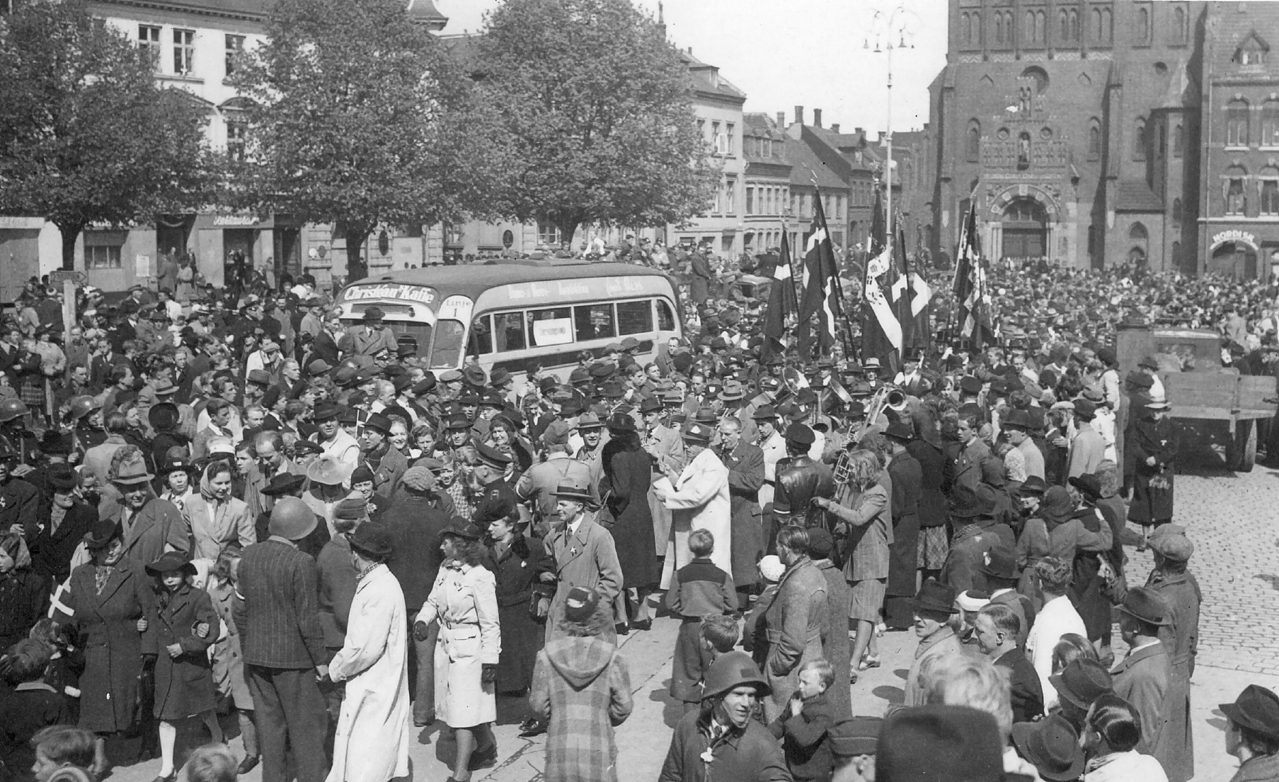 Befrielsen fejres på Albani Torv i Odense. Foto: E. Christoffersen/ Odense Bys Museer.