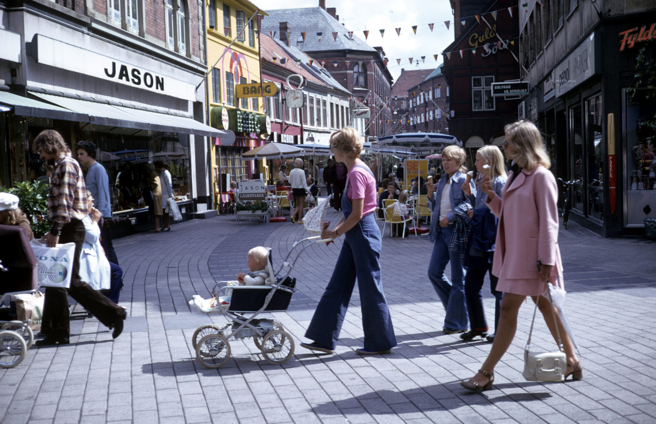 Vestergade i Odense i 1970'erne. Familie med klapvogn