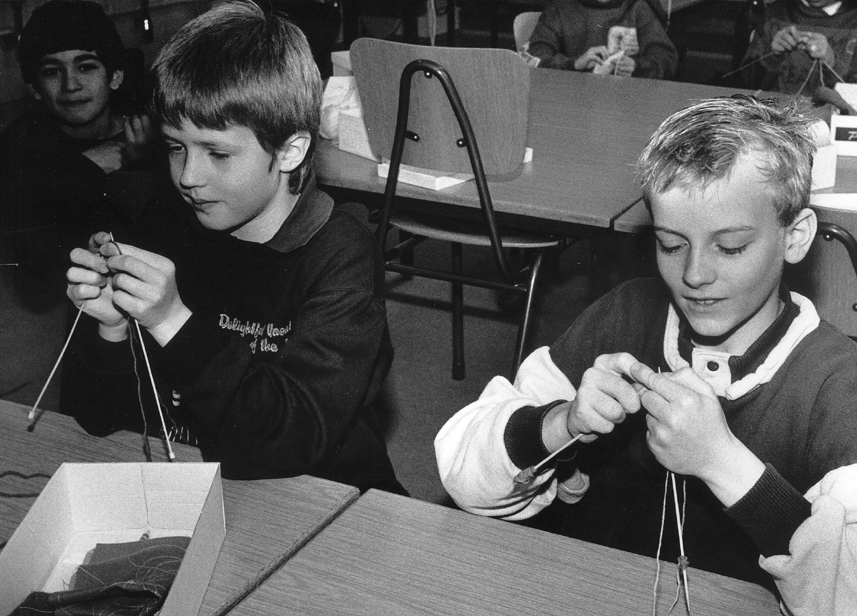 To drenge lærer at strikke på Østre i 1989 Skole// Odense Bys Museer