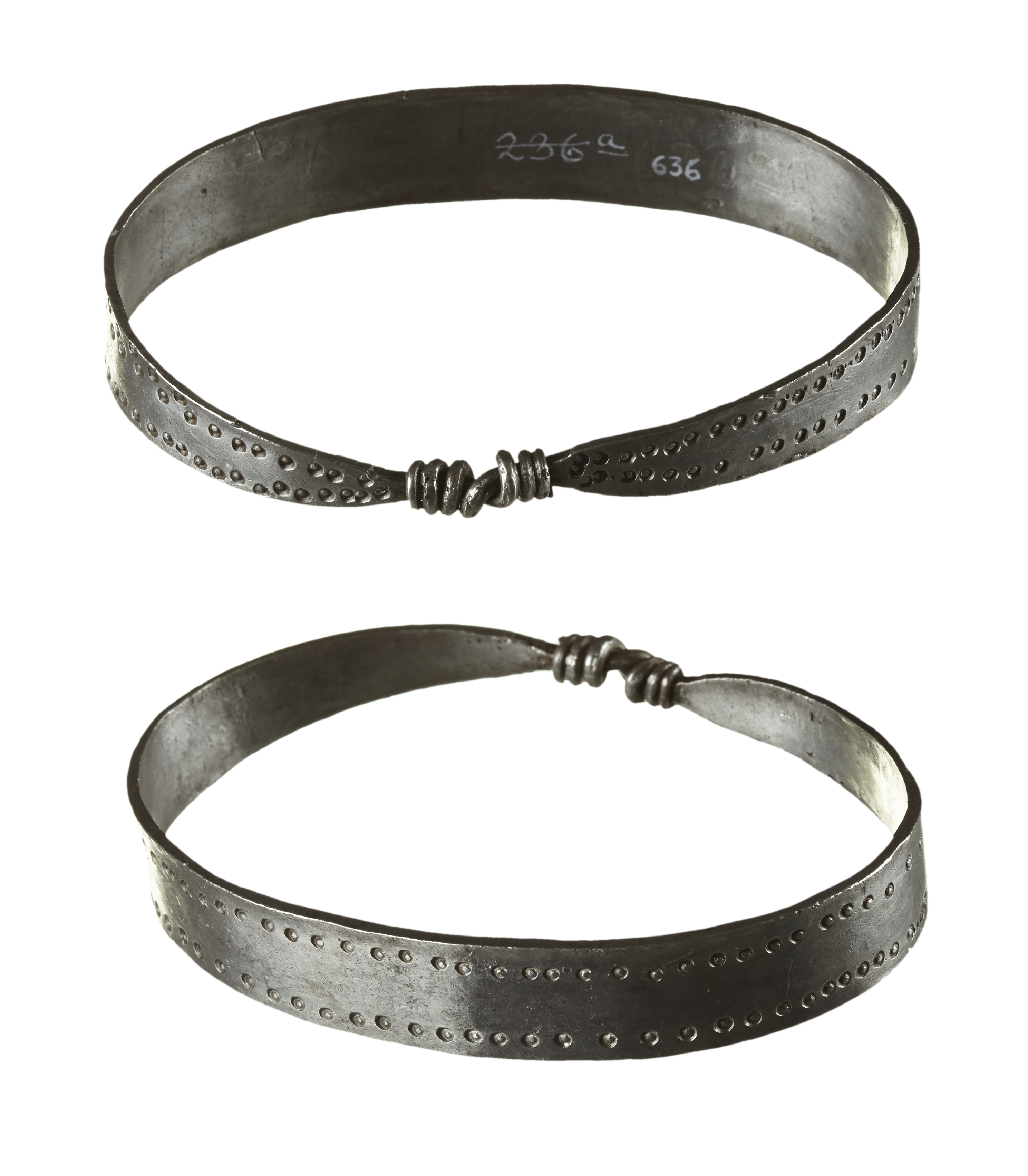 Armbåndet, som skulle have tilhørt selveste Odin. Der er dog tale om en smykketype, der var meget udbredt i 900-tallet. 