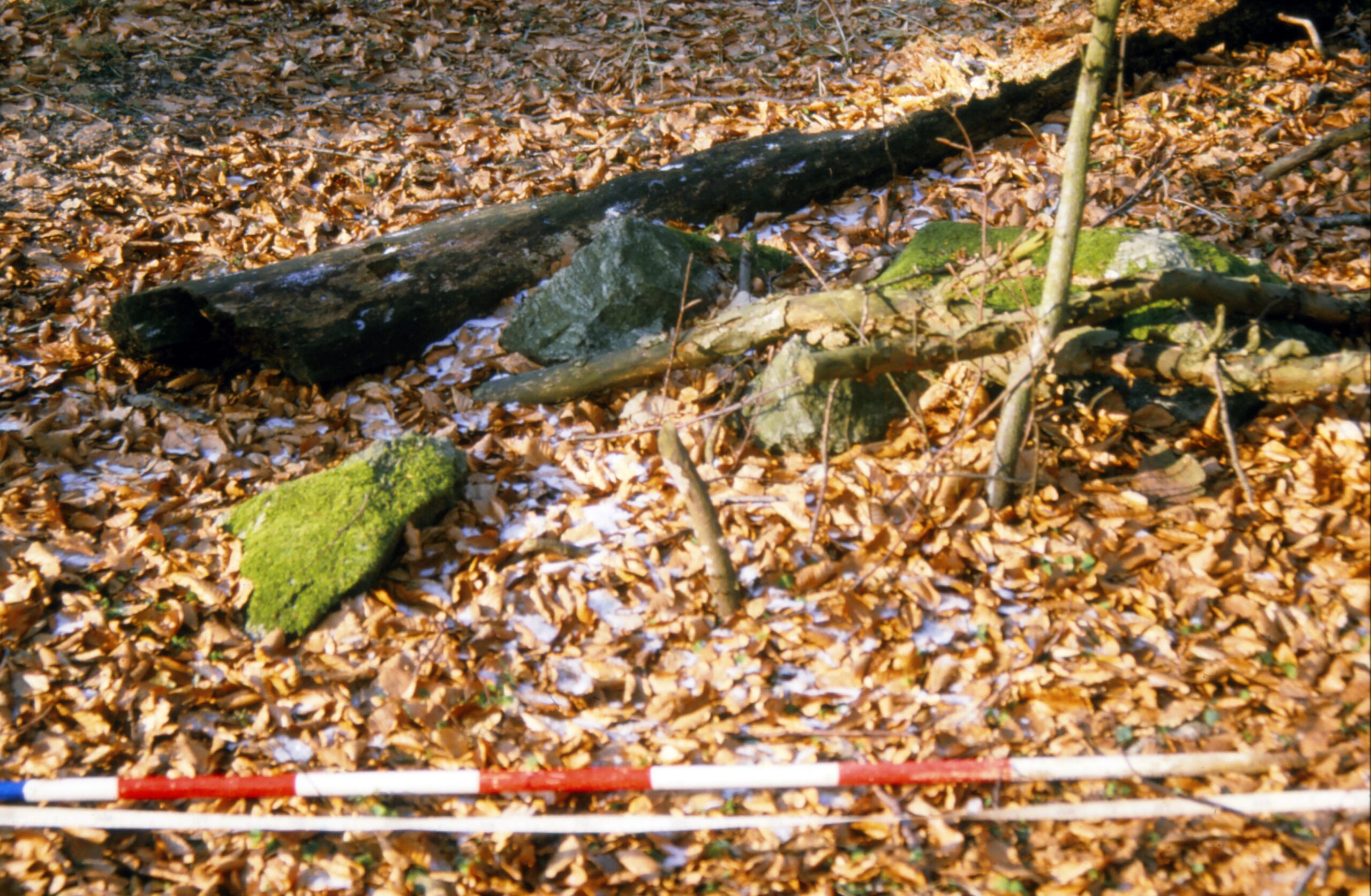 Sprængte granitsten på langdyssen viser, at den tidligere har tjent som stenbrud