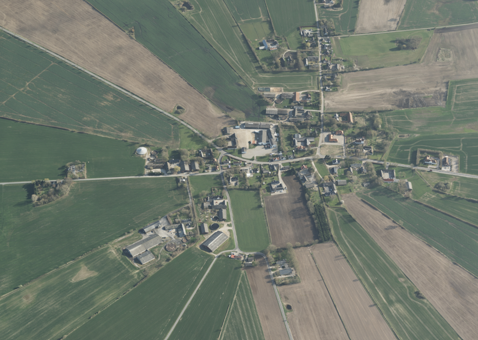 Matrikler og landbrugsdiger stråler ud fra landsbyen Allested på Fyn i en såkaldt stjerneudskiftning. Skråfoto 2023. © Klimadatastyrelsen.