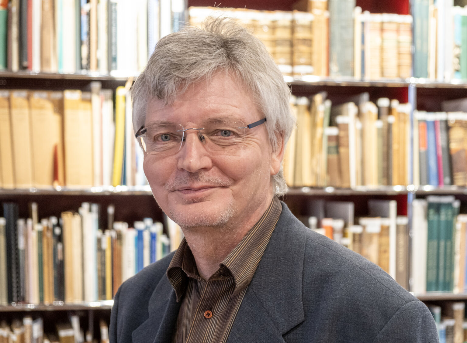 Michael Fjeldsøe, Leder af Carl Nielsen centret foran bogreol med bøger